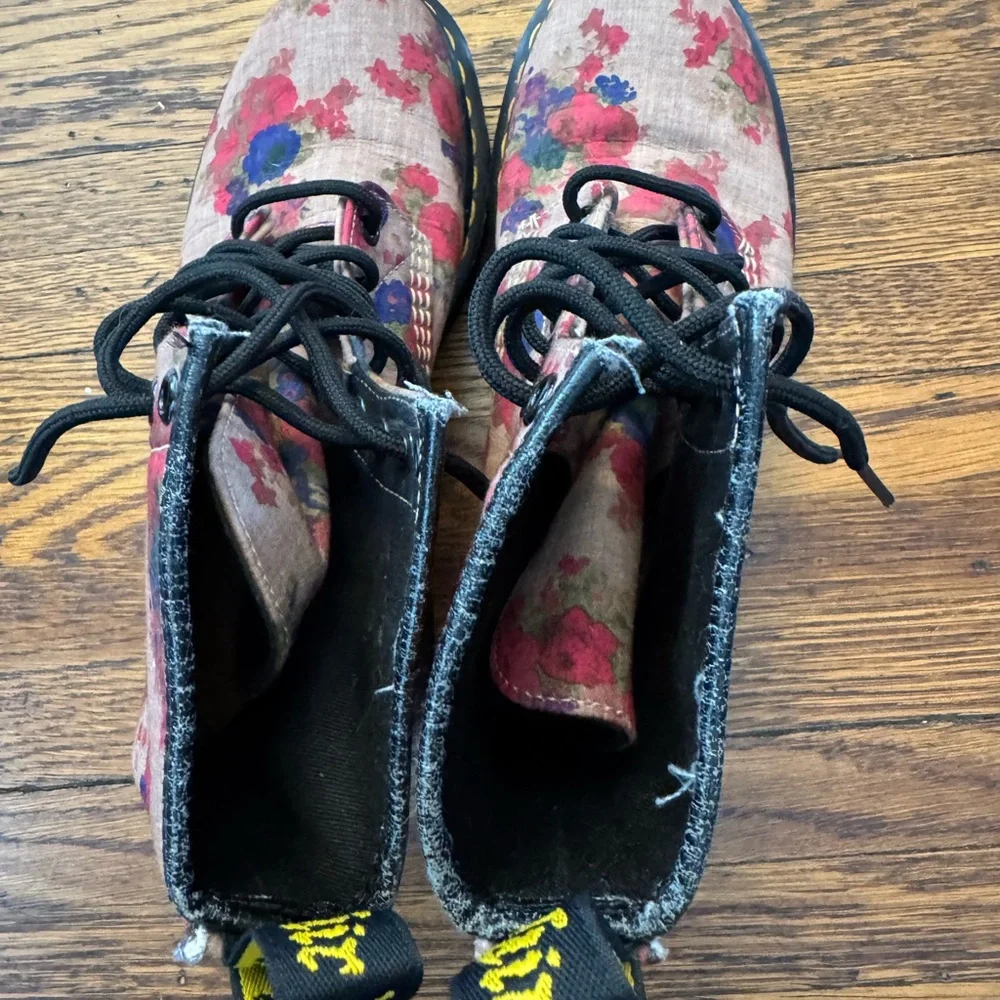 Dr. Martens Taupe Vintage Bouquet Castel (LIKE NEW) FIRM PRICE. Awesome boots! - Picture 9 of 16